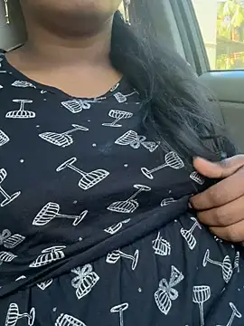 Snapshot of Dhiyapink chatting on 12/20/24, 03:36 Dhiyapink online show from 12/20/24, 03:36