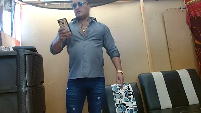 Snapshot of hardrock982 chatting on 02/25/25, 01:39 hardrock982 online show from 02/25/25, 01:39