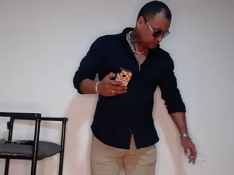 Snapshot of hardrock982 chatting on 09/20/25, 01:56 hardrock982 online show from 09/20/25, 01:56