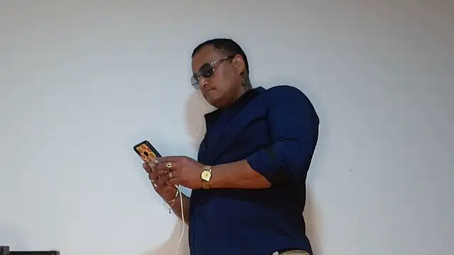 Snapshot of hardrock982 chatting on 09/30/25, 02:33 hardrock982 online show from 09/30/25, 02:33