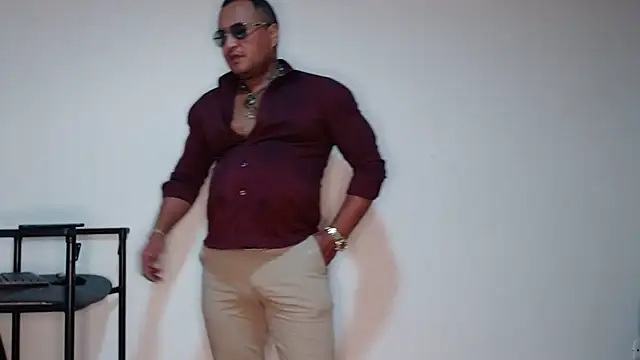 Snapshot of hardrock982 chatting on 12/17/25, 01:28 hardrock982 online show from 12/17/25, 01:28