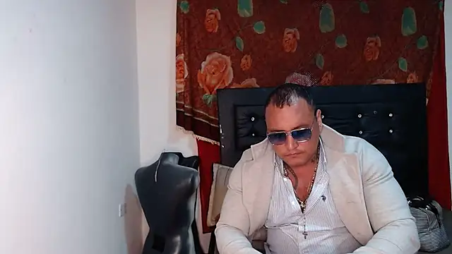 Snapshot of hardrock982 chatting on 12/18/25, 02:23 hardrock982 online show from 12/18/25, 02:23