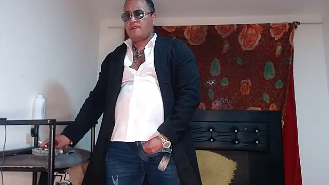 Snapshot of hardrock982 chatting on 01/06/26, 04:00 hardrock982 online show from 01/06/26, 04:00