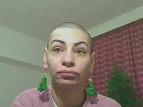 Snapshot of hotSANDRA_STARR chatting on 12/20/25, 12:18 hotSANDRA STARR online show from 12/20/25, 12:18