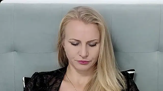 Snapshot of K__Adrienne chatting on 09/18/25, 04:58 K Adrienne online show from 09/18/25, 04:58