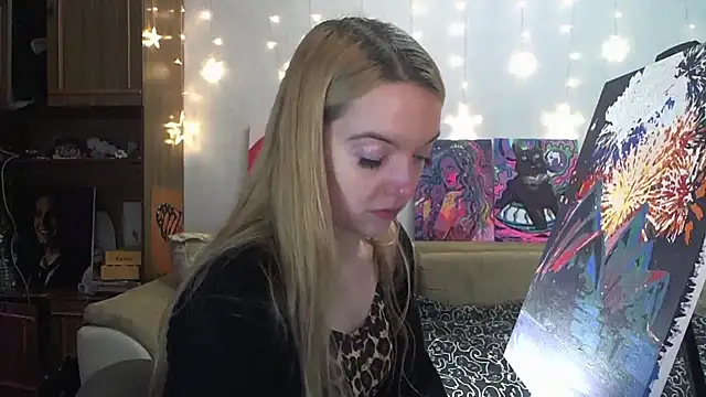 Snapshot of SecretSophia chatting on 12/13/24, 09:30 SecretSophia online show from 12/13/24, 09:30