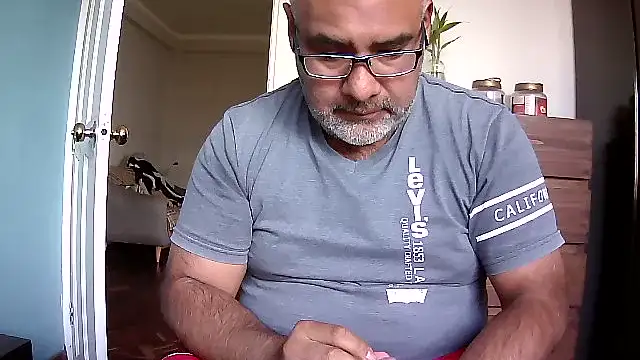Snapshot of PhillDrake11 chatting on 05/29/26, 03:43 PhillDrake11 online show from 05/29/26, 03:43