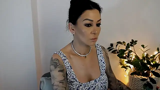 Snapshot of Xentthia chatting on 06/23/26, 02:15 Xentthia online show from 06/23/26, 02:15