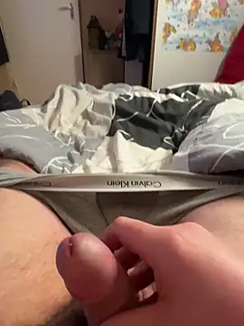 Snapshot of Tomi2244 chatting on 12/16/25, 05:40 Tomi2244 online show from 12/16/25, 05:40