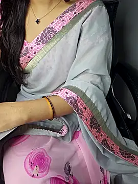 Snapshot of aliyaah_singh chatting on 10/28/25, 05:48 aliyaah singh online show from 10/28/25, 05:48