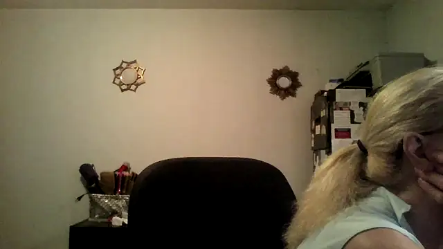 Snapshot of XTRAHORNYONE chatting on 10/17/25, 07:27 XTRAHORNYONE online show from 10/17/25, 07:27