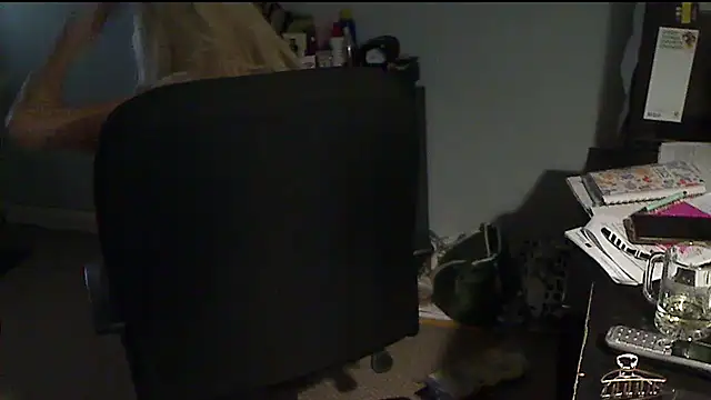 Snapshot of XTRAHORNYONE chatting on 11/21/25, 03:38 XTRAHORNYONE online show from 11/21/25, 03:38