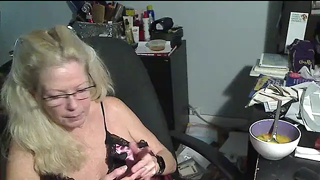 Snapshot of XTRAHORNYONE chatting on 11/28/25, 03:31 XTRAHORNYONE online show from 11/28/25, 03:31