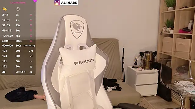 Snapshot of aliiiiiina chatting on 01/08/25, 11:54 aliiiiiina online show from 01/08/25, 11:54