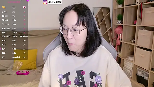 Snapshot of aliiiiiina chatting on 03/20/25, 10:29 aliiiiiina online show from 03/20/25, 10:29