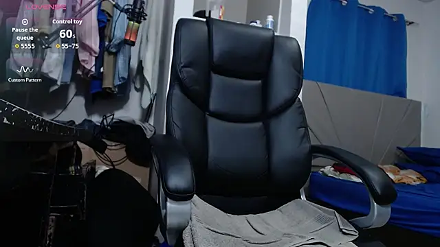 Snapshot of lewislamxxx_hot chatting on 09/12/25, 09:15 lewislamxxx hot online show from 09/12/25, 09:15