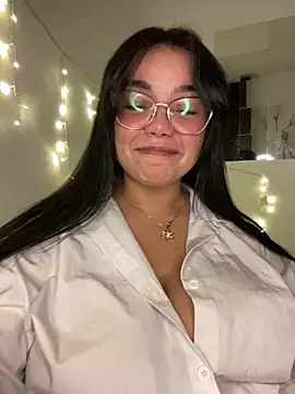 Snapshot of -Camila chatting on 05/16/26, 04:42 -Camila online show from 05/16/26, 04:42