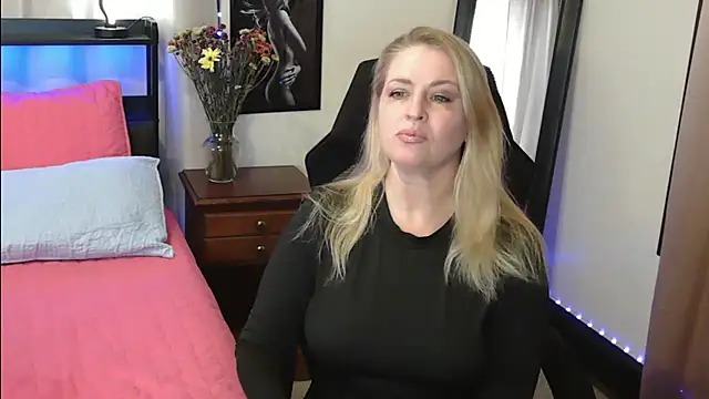 Snapshot of HollieBim chatting on 12/05/24, 03:06 HollieBim online show from 12/05/24, 03:06