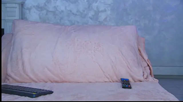 Snapshot of Michelle90u chatting on 11/15/25, 02:24 Michelle90u online show from 11/15/25, 02:24