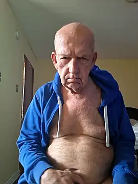 Snapshot of Strap_ chatting on 04/16/26, 03:57 Strap online show from 04/16/26, 03:57