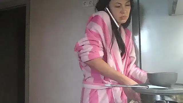 Snapshot of JulianaGold1 chatting on 02/04/25, 11:27 JulianaGold1 online show from 02/04/25, 11:27