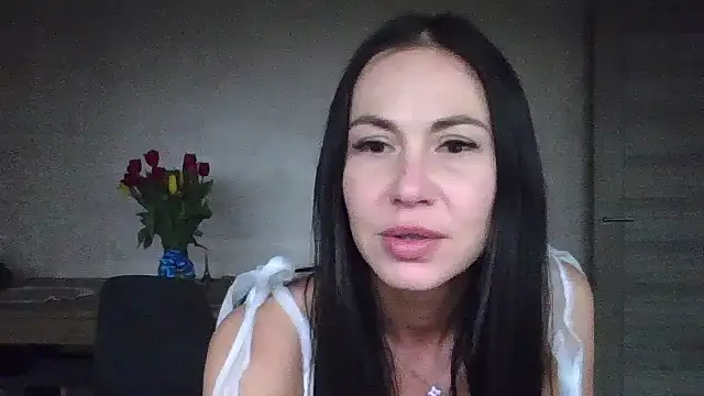 Snapshot of JulianaGold1 chatting on 03/05/25, 09:48 JulianaGold1 online show from 03/05/25, 09:48