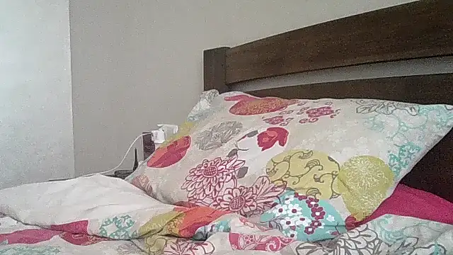 Snapshot of JulianaGold1 chatting on 09/10/25, 10:26 JulianaGold1 online show from 09/10/25, 10:26