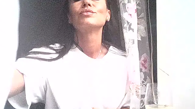 Snapshot of JulianaGold1 chatting on 09/11/25, 03:23 JulianaGold1 online show from 09/11/25, 03:23