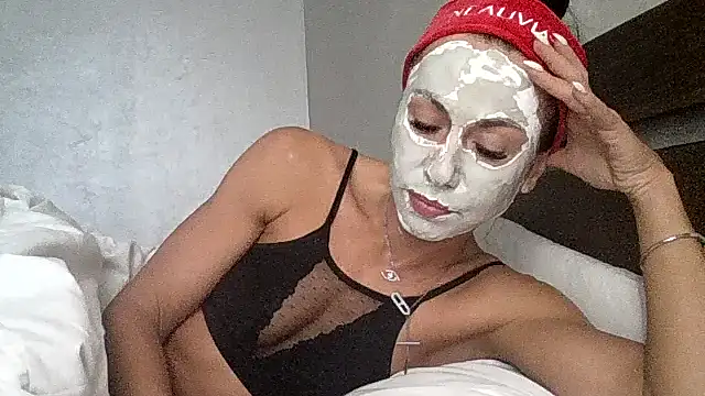 Snapshot of JulianaGold1 chatting on 10/19/25, 11:33 JulianaGold1 online show from 10/19/25, 11:33