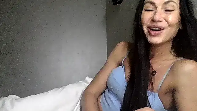 Snapshot of JulianaGold1 chatting on 11/03/25, 09:48 JulianaGold1 online show from 11/03/25, 09:48