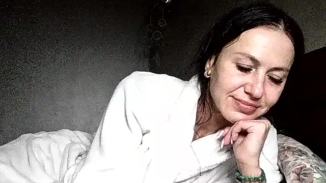 JulianaGold1 online show from 05/19/26, 09:21