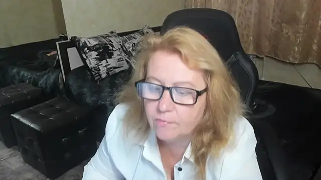 Frau Marta online show from 11/08/25, 01:22