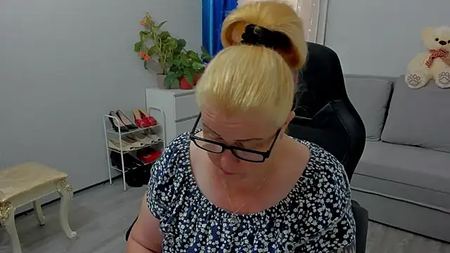 Snapshot of Frau_Marta chatting on 07/31/26, 12:48 Frau Marta online show from 07/31/26, 12:48
