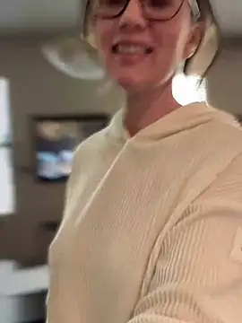 Snapshot of MaiseKnox chatting on 12/19/24, 06:45 MaiseKnox online show from 12/19/24, 06:45