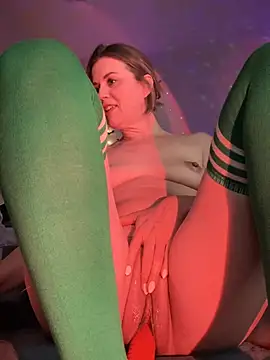 Snapshot of MaiseKnox chatting on 12/27/24, 02:04 MaiseKnox online show from 12/27/24, 02:04