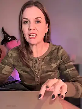 Snapshot of MaiseKnox chatting on 10/11/25, 11:47 MaiseKnox online show from 10/11/25, 11:47