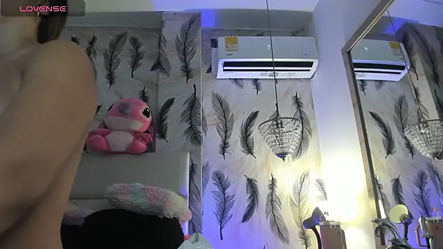 Snapshot of Vivi_prinncess chatting on 10/18/25, 11:27 Vivi prinncess online show from 10/18/25, 11:27