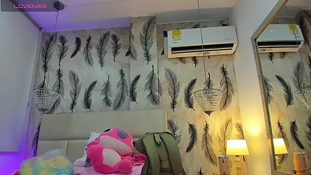 Snapshot of Vivi_prinncess chatting on 11/18/25, 10:36 Vivi prinncess online show from 11/18/25, 10:36