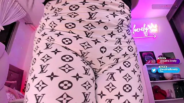 Snapshot of AudredLovely chatting on 11/12/25, 02:45 AudredLovely online show from 11/12/25, 02:45