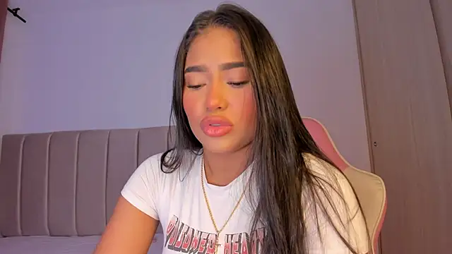 Snapshot of isa_bunny chatting on 10/25/25, 02:19 isa bunny online show from 10/25/25, 02:19