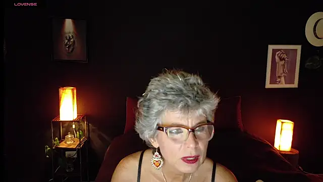 Snapshot of milfettefab chatting on 12/17/25, 08:04 milfettefab online show from 12/17/25, 08:04