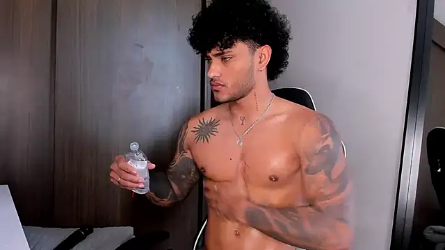 Snapshot of Alessandro_Vanni chatting on 01/14/25, 01:49 Alessandro Vanni online show from 01/14/25, 01:49