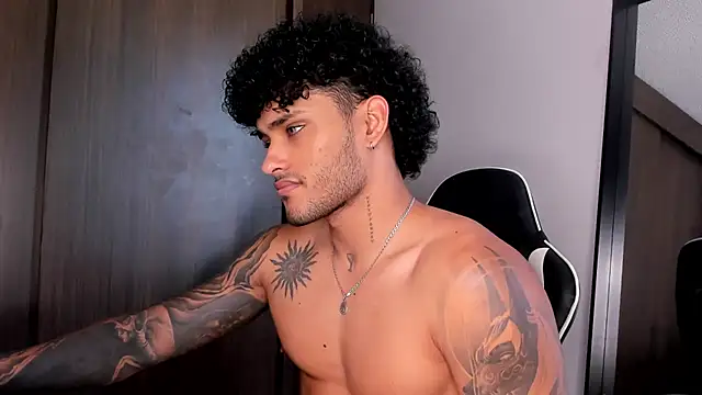 Snapshot of Alessandro_Vanni chatting on 01/14/25, 04:50 Alessandro Vanni online show from 01/14/25, 04:50