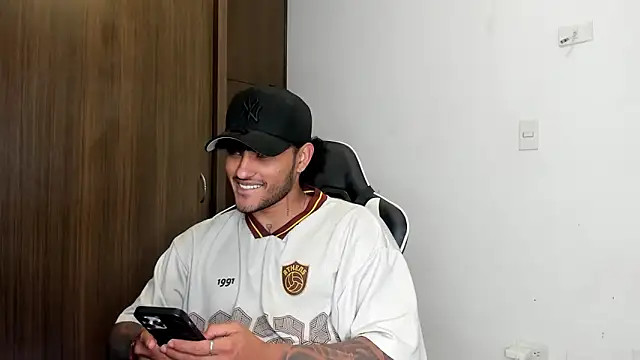 Snapshot of Alessandro_Vanni chatting on 01/20/25, 01:28 Alessandro Vanni online show from 01/20/25, 01:28