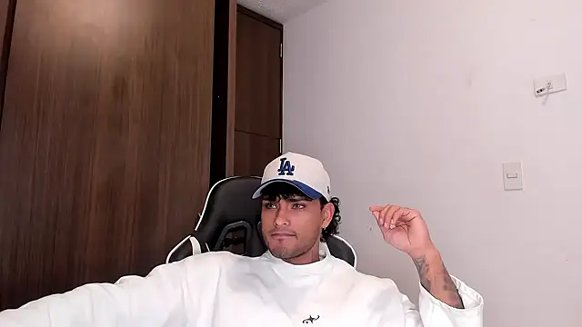 Snapshot of Alessandro_Vanni chatting on 01/24/25, 12:20 Alessandro Vanni online show from 01/24/25, 12:20