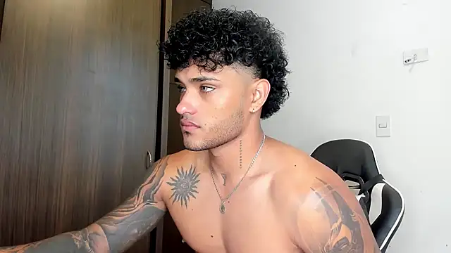 Snapshot of Alessandro_Vanni chatting on 01/27/25, 01:52 Alessandro Vanni online show from 01/27/25, 01:52