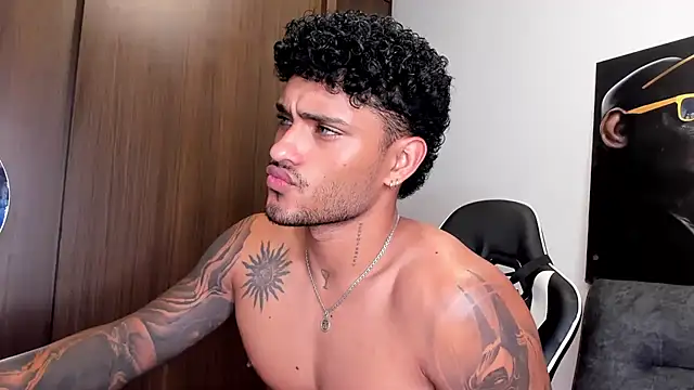 Snapshot of Alessandro_Vanni chatting on 03/10/25, 06:27 Alessandro Vanni online show from 03/10/25, 06:27