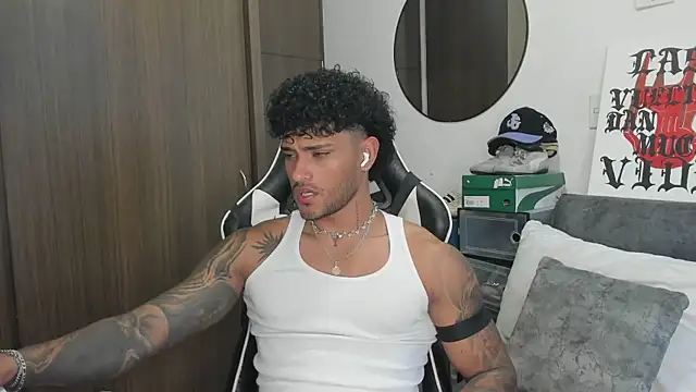 Snapshot of Alessandro_Vanni chatting on 09/30/25, 01:05 Alessandro Vanni online show from 09/30/25, 01:05