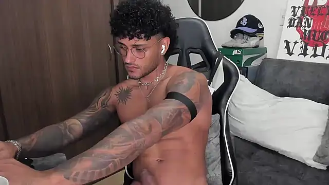 Snapshot of Alessandro_Vanni chatting on 10/02/25, 01:56 Alessandro Vanni online show from 10/02/25, 01:56