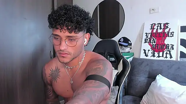 Snapshot of Alessandro_Vanni chatting on 10/02/25, 02:02 Alessandro Vanni online show from 10/02/25, 02:02